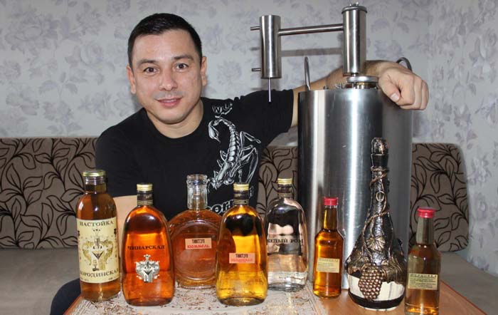 Самогонщик с «трофеями» — наливки и настойки на самогоне